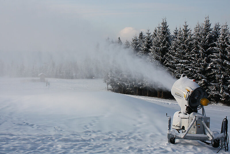 Skilift mit Beschneiungsanlage im Bayerischen Wald